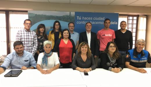 Primera fila de Izda. a Dcha : Abel del Rey (Recicleta) ; Arancha Gambra (Coordinadora de Educación Vial de la DGT en Navarra), Sonia Remedios (San Julián), Silvia Cepas (Concejala de Educación), Olga Risueño (Concejala de Medioa Ambiente) y José Ángel Sa