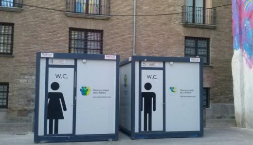 Baños portátiles ubicados en la Plaza Yehudá Haleví