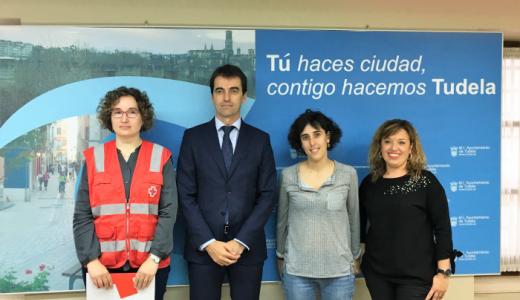 Cristina Casado, vicepresidenta de Cruz Roja en Tudela, José Antonio Lahoz, director de Área de Negocio de CaixaBank en la Ribera,  Marisa Marqués y Silvia Cepas, concejalas de Servicios Sociales y Educación del Ayuntamiento de Tudela, respectivamente.