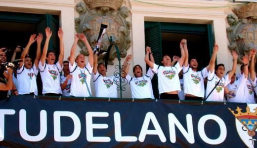 El Tudelano celebra su ascenso en la Casa del Reloj