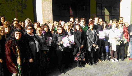 Foto cedida: Marisa Marqués (Concejala de Bienestar Social y Mujer)  junto a representantes de municípios navarros firmantes de la declaración.