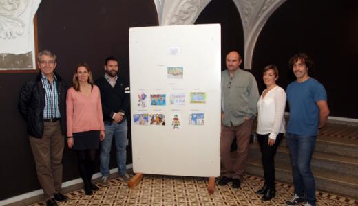 Foto Jesús Marquina. El jurado del Concurso de "Tarjetas navideñas" posan junto a los trabajos premiados.