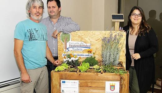 Foto: Voz de la Ribera. Diego Blanco y Javier García, del colectivo Helianto, y Olga Risueño, concejal de Medio Ambiente del ayuntamiento de Tudela