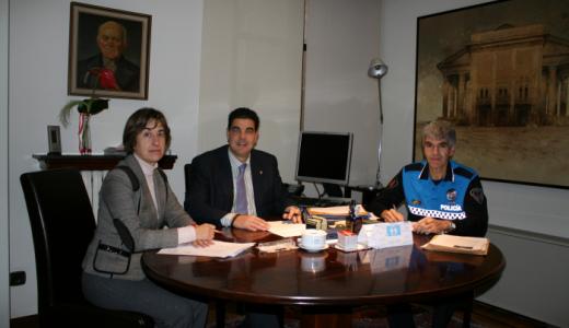La Jefa Provincial de la DGT, el Alcalde de Tudela y el Jefe de la Policía Local en el momento de la firma