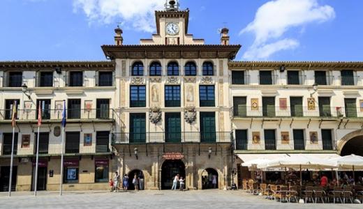 Plaza de los Fueros (Foto: skyscanner)