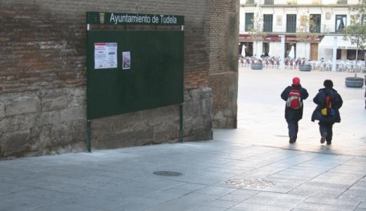 Uno de los paneles colocados en la calle Eza.