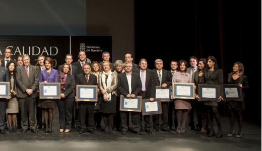 La Concejala Mariví Castillo (UPN) recogiendo el premio concedido al Ayuntamiento en 2010 (Foto de archivo).