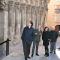 El consejero Sánchez de Muniáin, el alcalde de Tudela, Luis Casado, y otras autoridades contemplan la Puerta del Juicio
