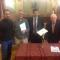 Eneko y Manuel Aramendía, hijo y esposo de María Luisa Melero acompañados del Alcalde, Luis Casado y del Presidente de la Asoc. de Amigos de la Catedral, Luis Durán