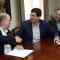 Francisco Javier Díez (ARASA) y el Alcalde Luis Casado tras la firma del Convenio y bajo la mirada del Concejal de Deportes Jesús Álava (Foto: Cedida)