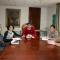 Patricia Ruiz de Irizar, Marisa Marqués (Concejala de Bienestar Social), el Alcalde Eneko Larrarte, Laura Irurzun y Miguel Echeverz, miembros de la Coordinadora de ONG´s de Navarra